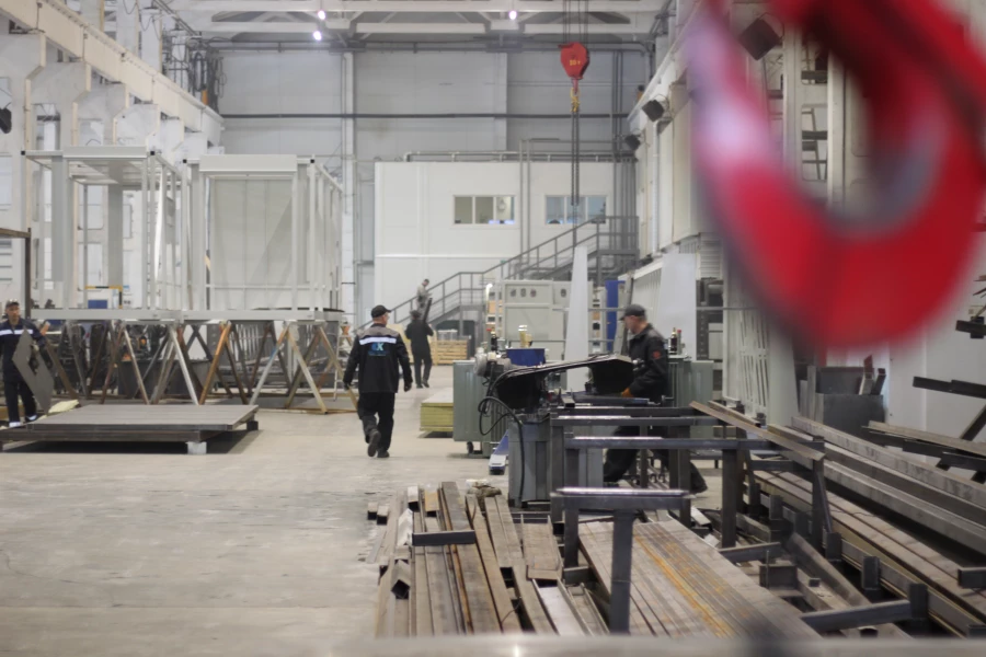 На заводе «Сибкомплект» в Барнауле.