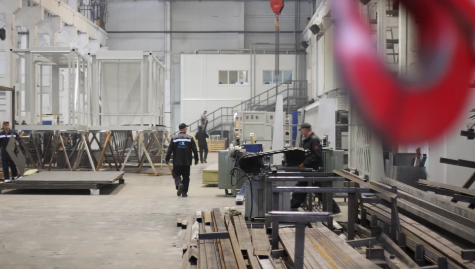 На заводе «Сибкомплект» в Барнауле.