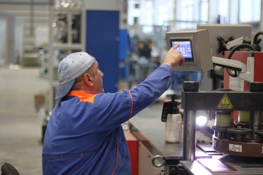 На заводе «Сибкомплект» в Барнауле.