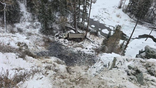 Грузовик сорвался с обрыва.