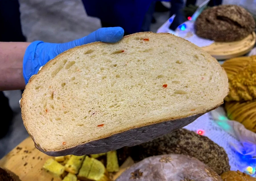 Подовый хлеб с перчиком чили «Огонек» получил в конкурсе «Праздничный хлеб» серебряную медаль.