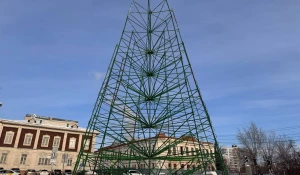 Главная елка во время установки 2026. 