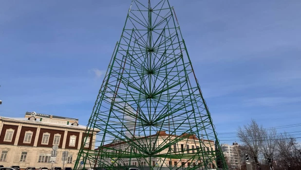 Главная елка во время установки 2026. 