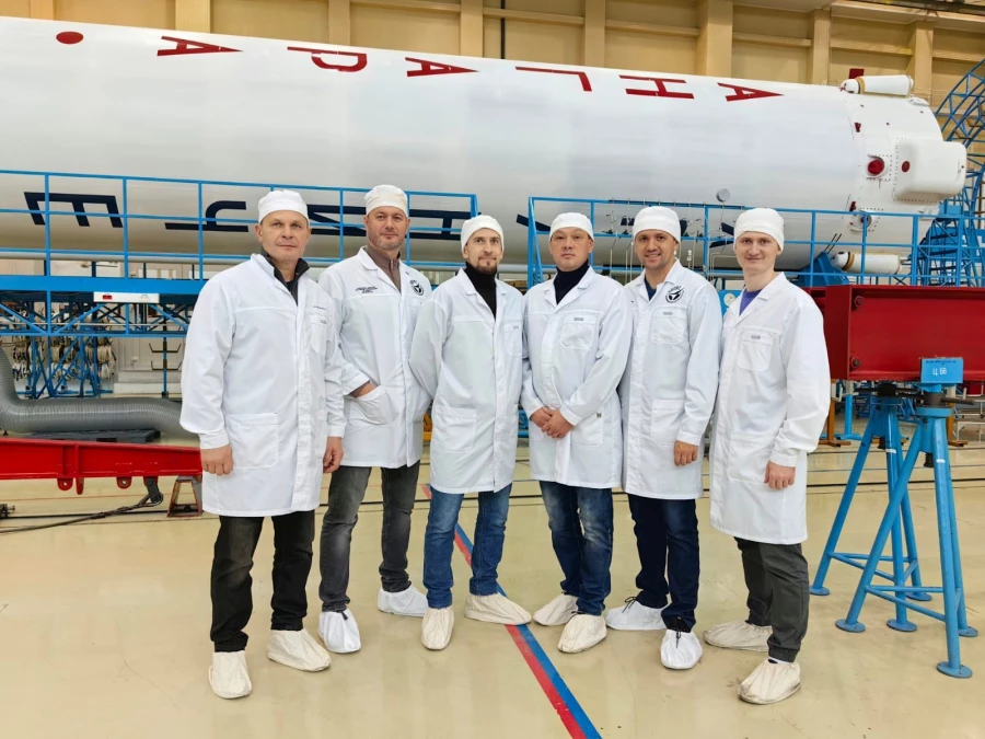 Команда «ЦИБ» с ракетой-носителем «Ангара-А5» на заводе «Прогресс» (Омск) за 9 месяцев до ее пуска, 2023 г.