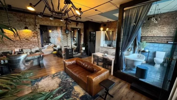 Необычная двушка с ванной в окне продается в Барнауле за 12 млн рублей.