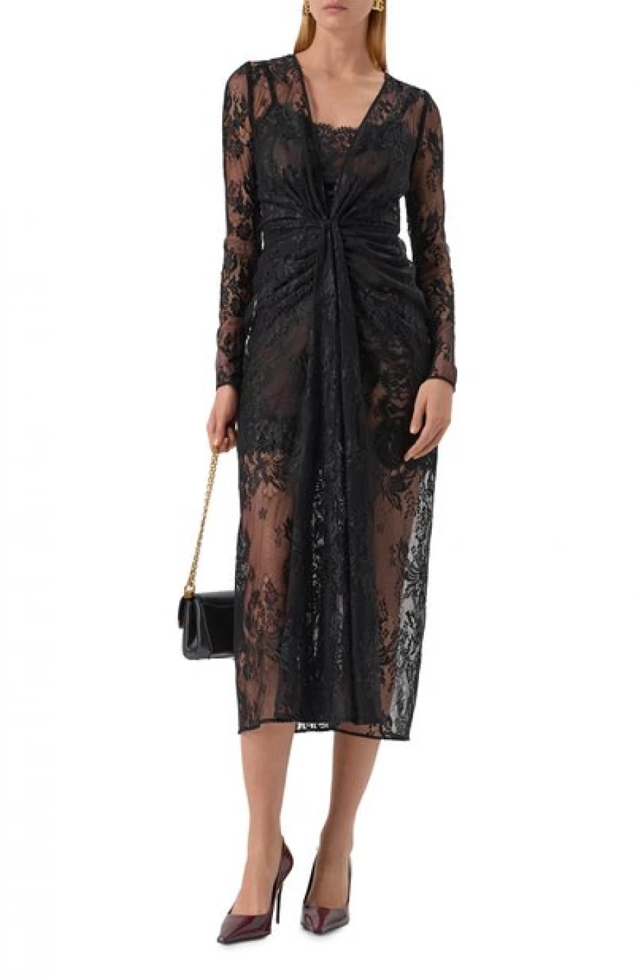 Кружевное платье, 594 000 рублей. 