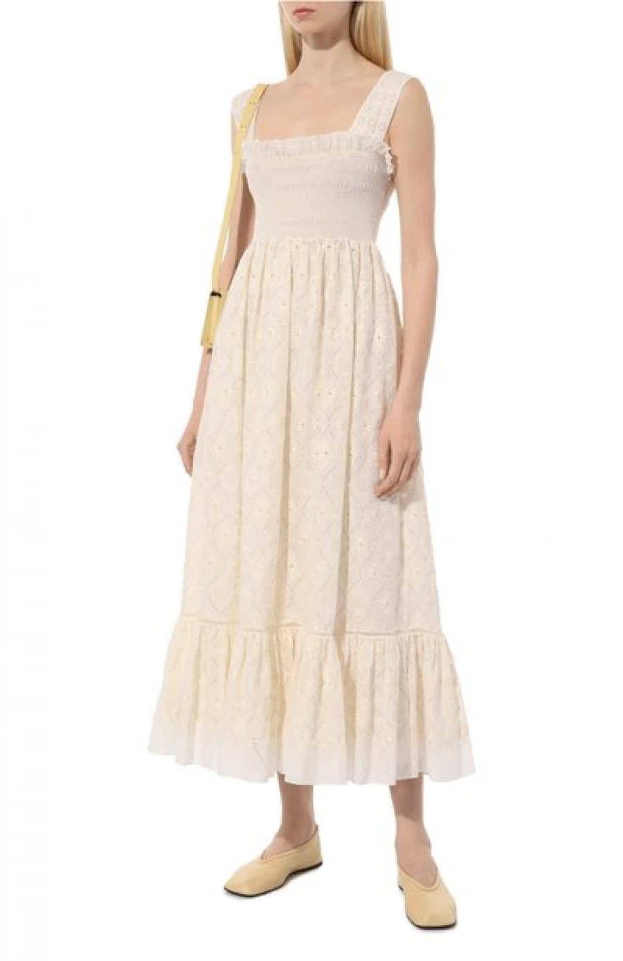 Кружевное платье, 492 000 рубля. 