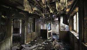 Дом после пожара.