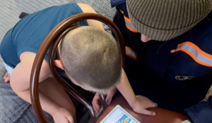 Юный сибиряк во время игр застрял головой в стуле.