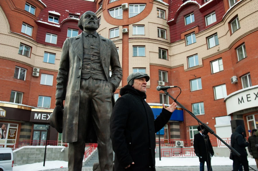 Памятник Ф. М. Достоевскому в Барнауле. 