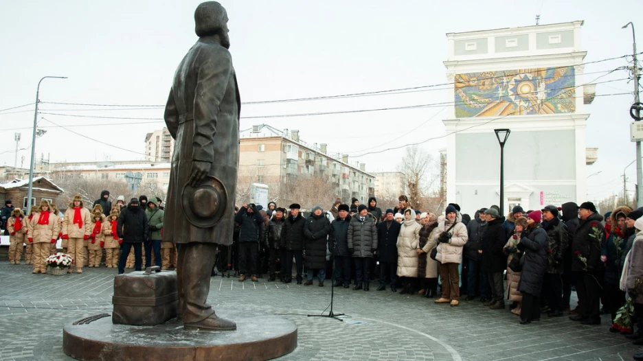Памятник Ф. М. Достоевскому в Барнауле. 