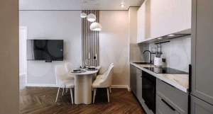 Стильную квартиру с «плюшевыми» люстрами продают в Барнауле за 9,8 млн рублей