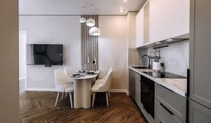 Стильную квартиру с «плюшевыми» люстрами продают в Барнауле за 9,8 млн рублей