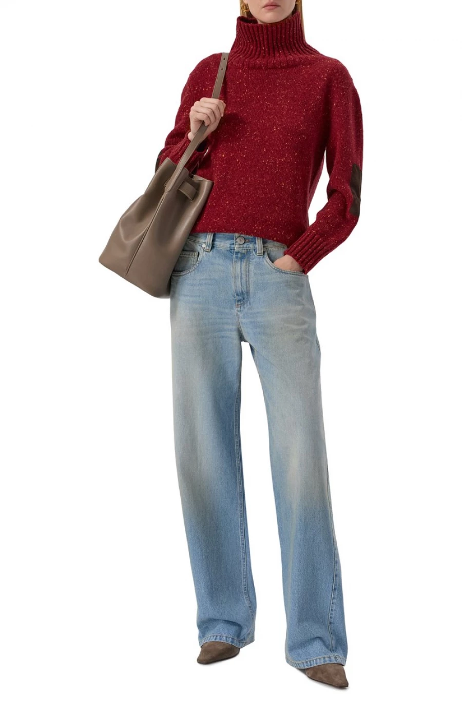 Кашемировый свитер вишневого цвета, 208 500 рублей.