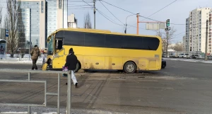 В центре Барнаула в результате ДТП у автобуса разворотило бампер