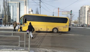 В центре Барнаула в результате ДТП у автобуса разворотило бампер