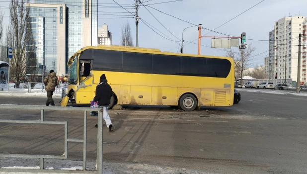 В центре Барнаула в результате ДТП у автобуса разворотило бампер
