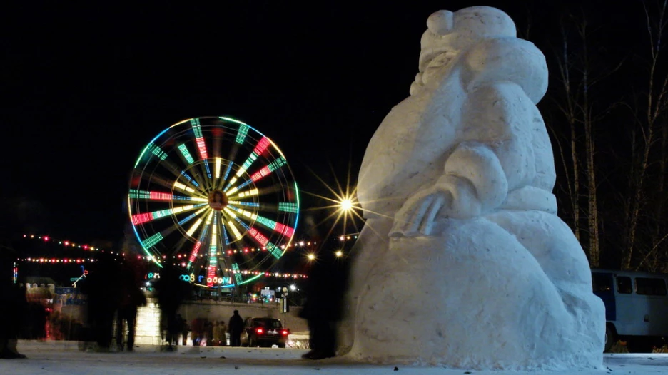 Снежные скульптуры в Барнауле.