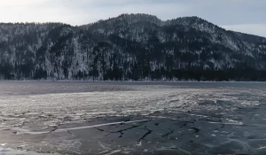 Телецкое озеро попыталось замерзнуть.
