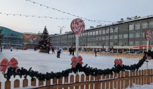 Каток у ТРЦ Galaxy. Зимний Городок
