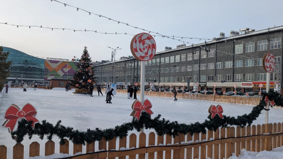 Каток у ТРЦ Galaxy. Зимний Городок