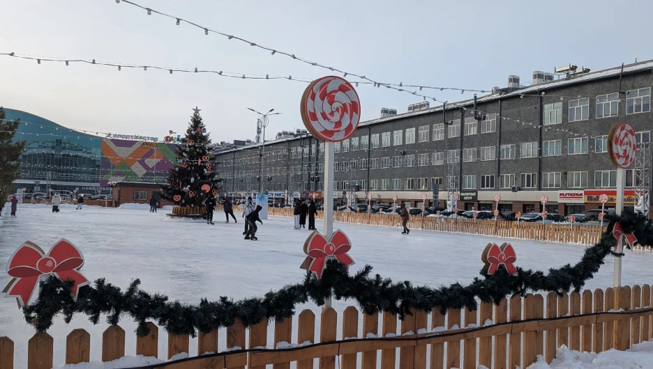 Каток у ТРЦ Galaxy. Зимний Городок
