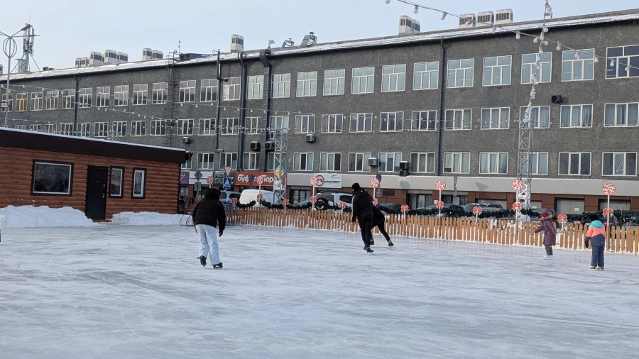 Каток у ТРЦ Galaxy. Зимний Городок