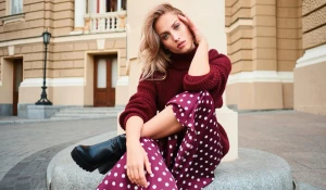 Девушка в юбке.