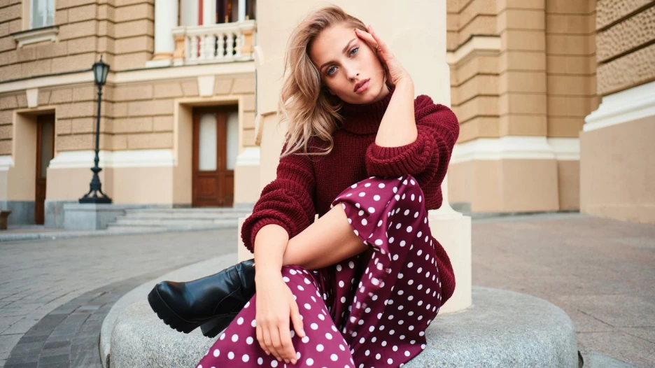 Девушка в юбке.