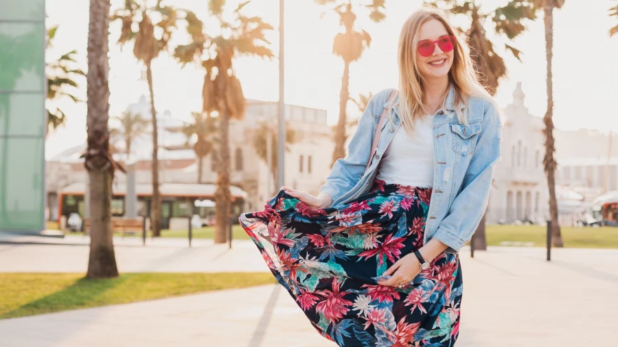 Девушка в юбке.