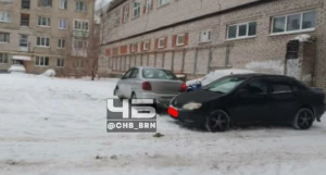 Водитель в Барнауле запер машину девушки.