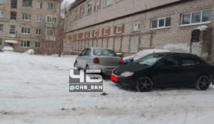 Водитель в Барнауле запер машину девушки.