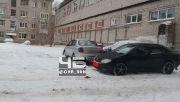 Водитель в Барнауле запер машину девушки.