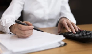 Бухгалтер. Бизнесмен. Работа с документами.