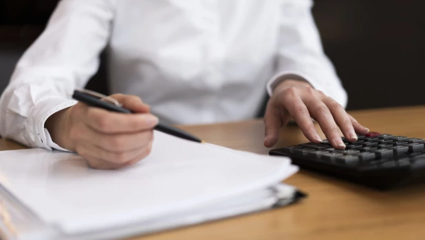 Бухгалтер. Бизнесмен. Работа с документами.