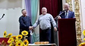 В компании «Колос» вручили денежные премии и дорогие подарки — автомобили — передовикам предприятия.