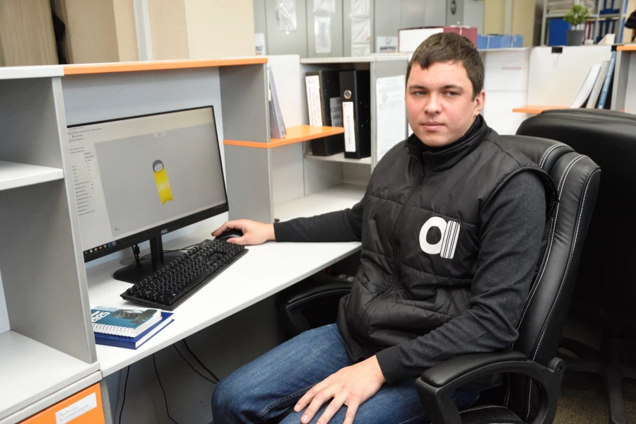 На предприятии «Алтайский шинный комбинат». Ведущий инженер-конструктор АШК Антон Морозов.