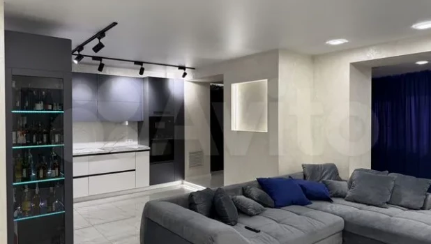 Трешку с «веселящим шкафом» продают в Барнауле за 17,5 млн рублей