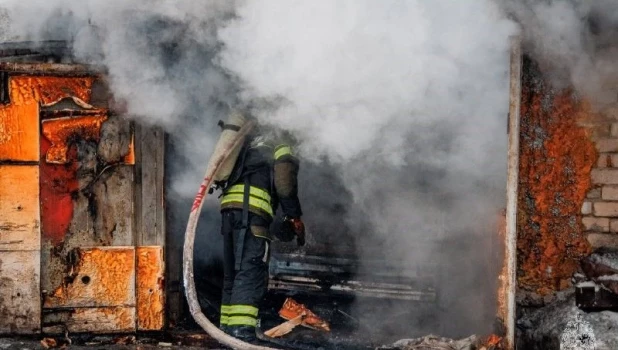 В Барнаульских гаражах дотла сгорел автомобиль.