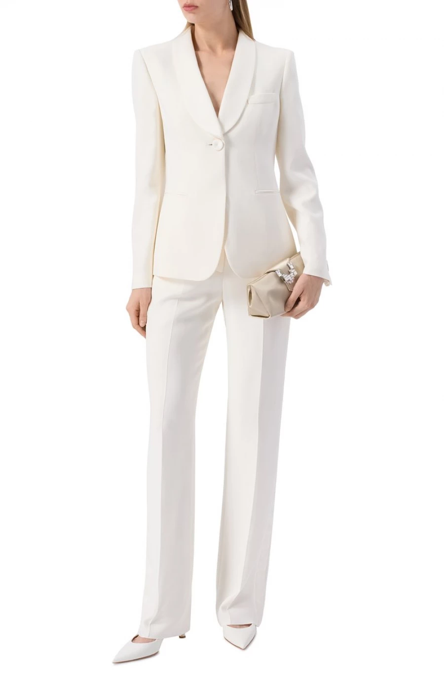 Белый костюм, 673 000 рублей. 