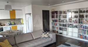 Творческую квартиру «книжного червя» продают в Барнауле.