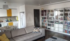 Творческую квартиру «книжного червя» продают в Барнауле.