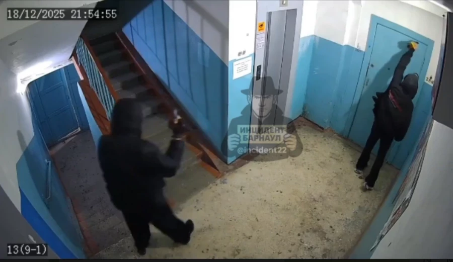 Подростки подожгли дверь