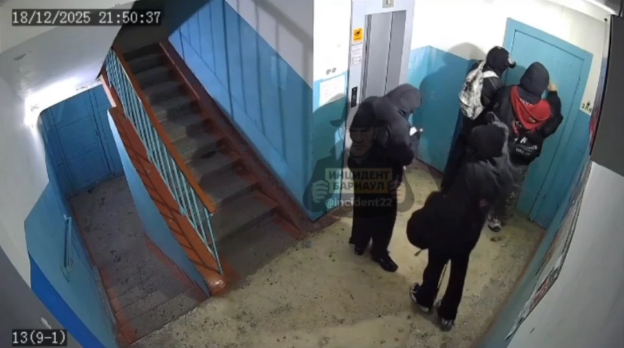 Подростки подожгли дверь