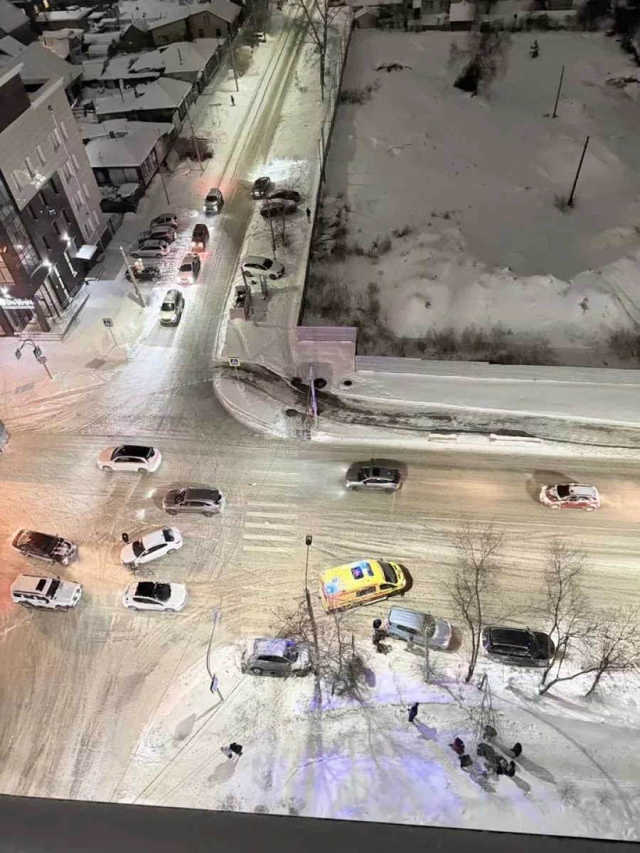 В Барнауле иномарка вылетела на тротуар и сбила женщину.