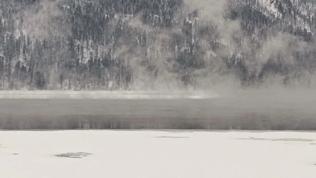 Телецкое озеро в клубах пара. 