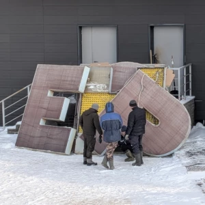 С фасада ТРЦ «Пионер» в Барнауле сняли вывеску.