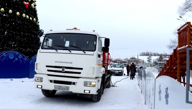 «Росводоканал Барнаул» предоставил технику и ресурсы для заливки ледяной горки на главной праздничной площадке Барнаула.