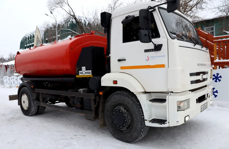 «Росводоканал Барнаул» предоставил технику и ресурсы для заливки ледяной горки на главной праздничной площадке Барнаула.