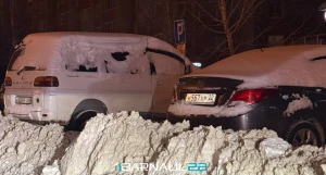 Заблокированные снегом парковки в Барнауле.